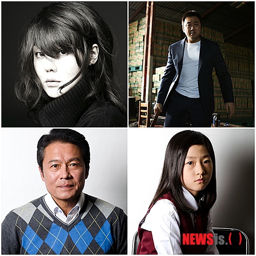 【서울=뉴시스】박영주 기자 = 영화 ‘이웃사람’이 김윤진(39) 천호진(52) 임하룡(60) 마동석(41) 김성균(32) 장영남(39) 김새론(12) 도지한(21) 등 주요 배역들과 함께 7일 크랭크인했다.&nbsp; 살해당한 소녀와 연쇄살인범이 같은 빌라에 살고있고, 이웃사람 중에 섞여있는 살인범을 찾아내는 이들 역시 이웃사람이라는 설정이다. 누가 범인인지 모르는 상황, 각자 다른 아픔과 비밀, 사연을 지닌 이웃들을 조명한다. 만화가 강풀(38)의 원작이 바탕이다.&nbsp; ‘세븐 데이즈’, ‘하모니’를 통해 눈물 겨운 모정을 선보인 김윤진이 죽은 소녀의 새엄마다. 딸을 지키지 못한 미안함으로 범인에 맞서는 새로운 모성 연기를 선보인다.&nbsp; 김윤진의 딸로 살해당한 후 계속 집으로 돌아오는 소녀, 그녀와 똑 닮은 외모로 살인범의 다음 표적이 되지만 자신은 알지 못하는 소녀는 김새론이 맡아 1인2역 한다.&nbsp; 오지랖 넓게 범인의 집까지 들쑤시는 빌라 재건축추진위 부녀회장이자 표적이 되는 소녀의 엄마는 장영남, 무슨 이유에서인지 사람들을 피할 수 있는 야간근무만 고집하는 경비원은 천호진, 시체가 담긴 트렁크와 똑같은 트렁크를 사가는 남자를 의심하는 가방가게 주인은 임하룡이다.&nbsp; 살인사건 발생일마다 피자를 배달시키는 이웃남자에게 의심을 품던 피자가게 아르바이트생은 도지한이 연기한다. 살해당한 소녀의 윗집에 살고 있는 악질 사채업자인 전과자는 마동석이 맡아 깡패연기의 전형을 선보일 예정이다.&nbsp; 한편, ‘범죄와의 전쟁: 나쁜놈들 전성시대’에서 보스 하정우(34)의 오른팔로 데뷔한 김성균이 101호에 혼자 살고 있는 원양어선 선원 역으로 이웃사람들을 둘러 싼 의심의 고리를 완성한다.&nbsp; 여름 개봉 예정이다.&nbsp; gogogirl@newsis.com 