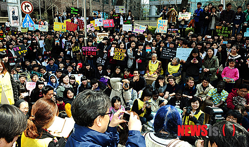 [서울=뉴시스]김기태 기자 = 위안부 문제 해결을 위한 1017차 수요시위가 많은 사람들이 참석한 가운데  2012년 4월 11일 오후 서울 종로구 일본대사관 앞에서 열리고 있다.  (사진=뉴시스 DB)