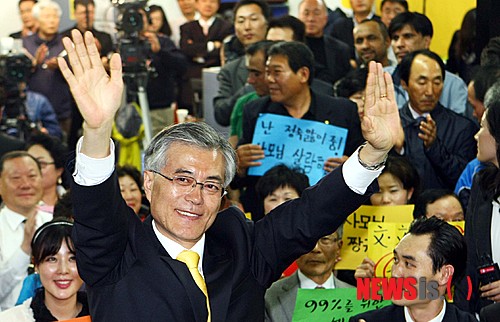 【부산=뉴시스】 하경민 기자 = 제19대 국회의원 선거일인 11일 밤 부산 사상구 문재인 후보 선거사무실에서 문 후보가 당선이 유력해지자 지지자들의 환호에 손을 들어 인사하고 있다.&nbsp; yulnetphoto@newsis.com 