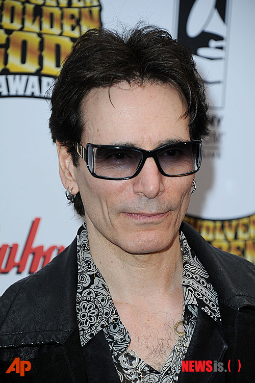 【서울=뉴시스】오제일 기자 = 대한항공의 부주의로 자신의 기타가 부서졌다고 주장한 미국의 기타리스트 스티브 바이(53)가 9일 "실수했다"며 사과했다.&nbsp; 바이는 이날 페이스북에 "한국에서 쇼를 하다가 기타가 부러진 것을 발견했다. 이는 한국 공항에 가기 전의 일이다. 대한항공의 책임이 아니다"고 적었다.&nbsp; "대한항공은 우리가 한국에서 일본으로 갈 때 탔던 항공기이지만 대한항공은 내 기타를 파손하지 않았다. 대한항공은 기타를 기내에 반입할 수 있게 허락했고 장비 운송료도 깎아줬다. 잘못된 정보를 전한 것을 사과한다"고 알렸다.&nbsp; 7월28일 안산밸리록페스티벌에서 공연한 바이는 지난 2일 페이스북을 통해 일본으로 갈 때 이용한 대항항공의 부주의로 자신의 기타가 부서졌다면서 공항 주기장에서 다른 짐들과 함께 비를 맞고 있는 짐 사진을 공개했다.&nbsp; 그러자 대한항공은 7일 디지털로 촬영한 사진에 담겨있는 정보를 일컫는 엑시프 정보를 근거로 바이가 부서진 기타를 촬영한 시간이 대한항공을 이용하기 전이라고 반박했다.&nbsp; 1984년 1집 '플렉스-에이블'로 데뷔한 바이는 미국 버클리음대 출신이다. '프랭크 자파 밴드', '화이트 스네이크' 등의 내로라하는 밴드를 거쳤으며 현존 최고의 기타 테크니션으로 평가받고 있다.&nbsp; kafka@newsis.com