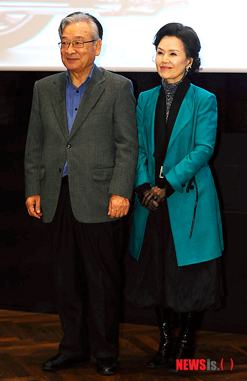 【서울=뉴시스】강진형 기자 = 배우 이순재(왼쪽), 정영숙이 13일 오전 서울 강남구 신사동 CGV 청담씨네시티점에서 열린 SBS플러스 드라마 '그대를 사랑합니다' 제작발표회에서 포토타임을 갖고 있다. marrymero@newsis.com