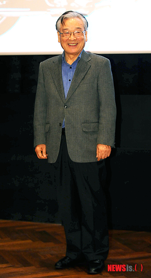 【서울=뉴시스】강진형 기자 = 배우 이순재가 13일 오전 서울 강남구 신사동 CGV 청담씨네시티점에서 열린 SBS플러스 드라마 '그대를 사랑합니다' 제작발표회에서 포토타임을 갖고 있다. marrymero@newsis.com