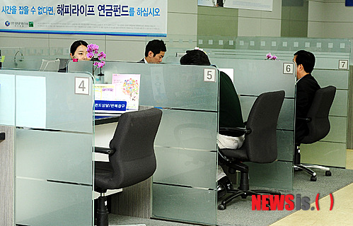 【서울=뉴시스】김기태 기자 = 13일 오후 서울 중구 충무로의 한 은행창구에서 고객들이 금융거래를 하고 있다. presskt@newsis.com