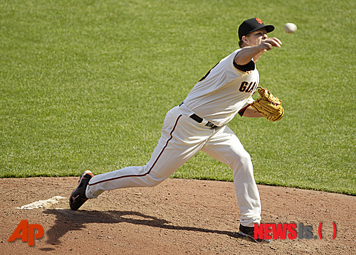 【샌프란시스코=AP/뉴시스】샌프란시스코 자이언츠의 맷 케인(28)이 14일(한국시간) 미국 캘리포니아주 샌프란시스코 AT&T파크에서 열린 메이저리그 피츠버그 파이어리츠와의 경기에서 무사사구 1피안타 완봉승을 거뒀다. 사진은 9회초 케인이 역투하는 모습.