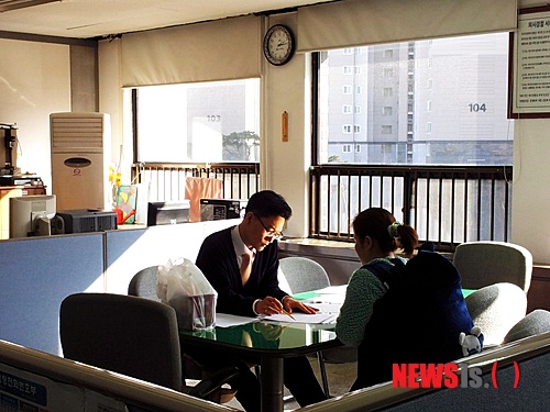 【광명=뉴시스】이승호 기자 = 한 탈북 여성과 상담하고 있는 경기 광명경찰서 보안계 김성문(경사) 경관.&nbsp;&nbsp; jayoo2000@newsis.com