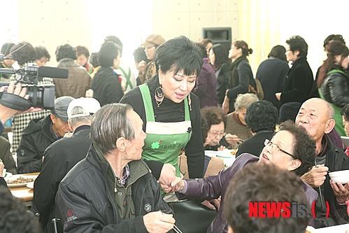 【서울=뉴시스】유상우 기자 = 가수 장미화(66)의 봉사단체 '장미화의 아름다운 손길'이 19, 20일 오전 10시~오후 6시 서울 서초구청 앞에서 홀몸 노인돕기 바자를 연다.&nbsp; swryu@newsis.com