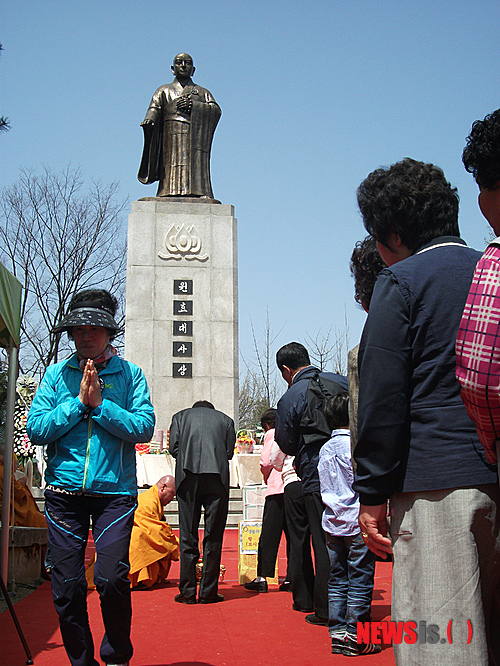 【서울=뉴시스】박동욱 기자 = 원효대사 열반 1,326주기 추모대재가 15일 서울 용산구 효창공원 내 원효대사상 앞에서 대한불교원효종(총무원장 향운 스님) 주최로 스님, 신도, 시민 등 3백 여명이 참석한 가운데 열렸다. 참석한 신도들이 헌화한 뒤 분향을 하고 있다. (사진=대한불교원효종 제공)&nbsp; photo@newsis.com