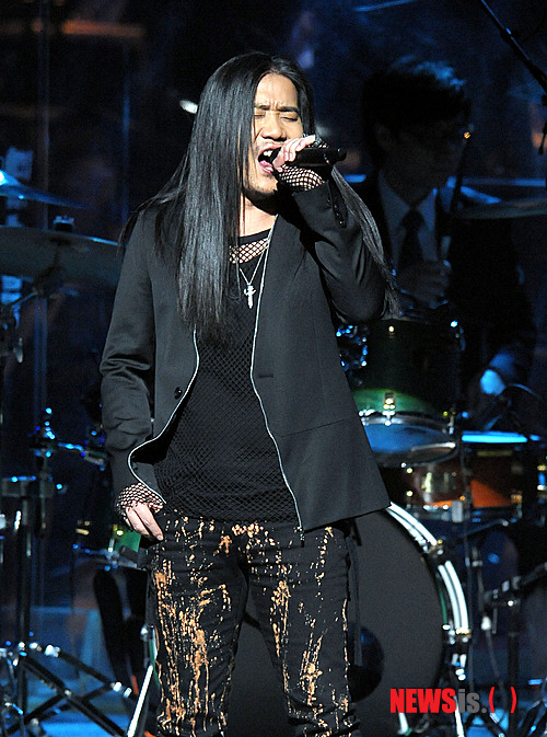 【서울=뉴시스】박동욱 기자 = 공감언론 뉴시스 통신사 주최로 봄의 여신을 부르는 대중가요와 클래식의 향연 '뉴시스 공감 콘서트 첫번째, 봄의 초대'가 15일 오후 서울 세종문화회관 대강당에서 열렸다. 가수 박완규가 멋진 무대를 선보이고 있다. 공감언론 뉴시스 통신사가 주최하고 KB와 신한, 하나금융그룹이 후원한 이번 콘서트는 새터민 120여명도 함께 초청해 북녘땅에 남겨둔 가족을 향한 그리움을 달래주고, 대한민국에서의 힘찬 삶을 격려했다.&nbsp; fufus@newsis.com