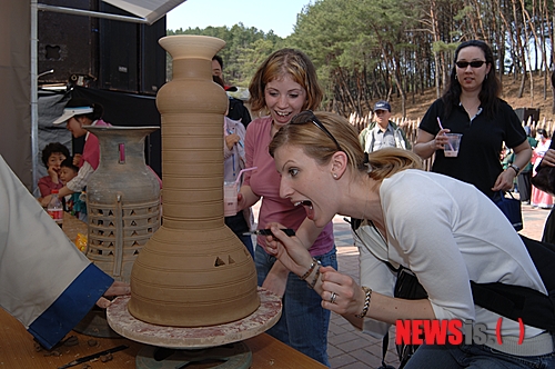 【고령=뉴시스】김재욱 기자 = 신비의 고대왕국 대가야를 체험하는 축제가 19일부터 22일까지 경북 고령군에서 펼쳐진다. 도자기체험에서 외국인이 즐거워하고 있다. (사진=고령군 제공) photo@newsis.com