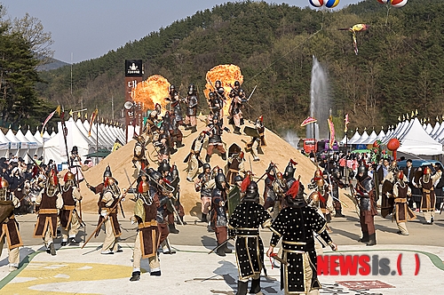 【고령=뉴시스】김재욱 기자 = 신비의 고대왕국 대가야를 체험하는 축제가 19일부터 22일까지 경북 고령군에서 펼쳐진다. 지난해 축제모습. (사진=고령군 제공) photo@newsis.com