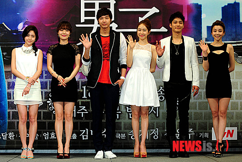 【서울=뉴시스】 박문호 기자 = 16일 오후 강남구 논현동 임피리얼팰리스 호텔에서 열린 tvN 새 수목드라마 '인현왕후의 남자(극본 송재정 연출 김병수)' 제작발표회에서 배우들이 포즈를 취하고 있다. 왼쪽부터 배우 진예솔, 가득히, 지현우, 유인나, 김진우, 박영린 go2@newsis.com