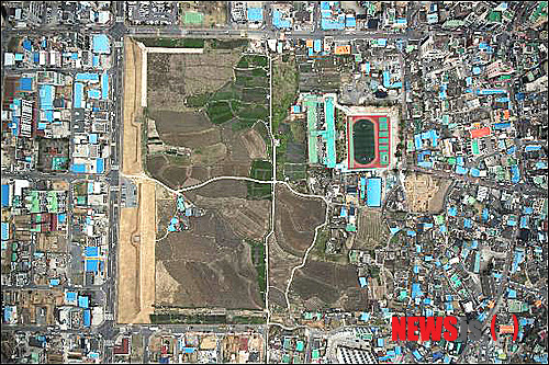 【울산=뉴시스】조현철 기자 = 울산발전연구원(원장 하동원) 문화재센터는 언양읍성 남문(영화루) 복원사업을 위한 발굴조사 결과, 언양읍성 최종 시기의 남문지, 옹성(성문 입구인 문지를 보호하기 위해 주로 반원형의 형태로 성벽에서 돌출시켜 쌓은 성벽), 남쪽 성벽, 해자(성 밖을 둘러 파서 도랑으로 만든 곳) 등을 확인했다고 17일 밝혔다. 사진은 언양읍성 및 남문지(영화루) 원경. (사진=울산발전연구원 제공)    photo@newsis.com