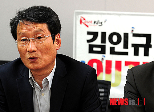 【서울=뉴시스】박주성 기자 = 민주통합당 문성근 대표 직무대행이 17일 오전 서울 여의도 KBS 연구관리동1층 KBS 새노조 사무실을 방문해 김현석 KBS 새노조 위원장을 비롯한 집행부들과 이야기를 나누고 있다.&nbsp;&nbsp; park7691@newsis.com 