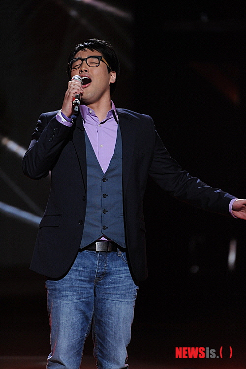 【서울=뉴시스】이예슬 기자 = 미국의 오디션 프로그램 '아메리칸 아이돌 11'을 19일부터 온스타일이 방송한다.&nbsp; 한국인 최초로 본선 진출에 성공, '제2의 존 박'으로 주목받고 있는 한희준(22)이 활약하는 시즌이다.&nbsp; '아메리칸 아이돌'은 2002년 미국 폭스TV가 첫선을 보인 이래 세계적으로 인기를 누리며 가수지망생들의 등용문으로 자리매김한 오디션 리얼리티 프로그램이다.&nbsp; 시즌1 우승자 켈리 클락슨(30)을 비롯해 시즌2의 클레이 에이킨(34), 시즌3의 제니퍼 허드슨(31), 시즌4의 캐리 언더우드(29), 시즌6의 조딘 스팍스(23) 등이 스타로 탄생했다.&nbsp; M넷 '슈퍼스타K 2'로 스타덤에 오른 존박(24) 역시 '아메리칸 아이돌' 출신이다.&nbsp; 한희준은 시즌 11에서 톱9에 올랐다. 한국인 도전자가 '아메리칸 아이돌' 본선에 진출한 것은 시즌6의톱24 폴 김(31), 시즌9의 톱20 존박이 전부다.&nbsp; 뉴욕의 재미동포인 한희준은 지역예선 당시 부드러운 음색과 뛰어난 바이브레이션 등으로 심사위원들의 칭찬을 들었다. 특히 제니퍼 로페스(43)는 "활발한 성격에 진지함까지 더해진 노래가 나를 감동시켰다"며 한희준을 주목했다.&nbsp; 이번 시즌에서는 로페스를 비롯해 전설의 록그룹 '에어로 스미스'의 보컬 스티븐 타일러(64), 음반 프로듀서 랜디 잭슨(56)이 정곡을 찌르는 심사평을 내놓는다. 특별 심사위원으로 팝스타 윌아이엠(37), 에이콘(39) 등이 합류한다.&nbsp;&nbsp; ashley85@newsis.com