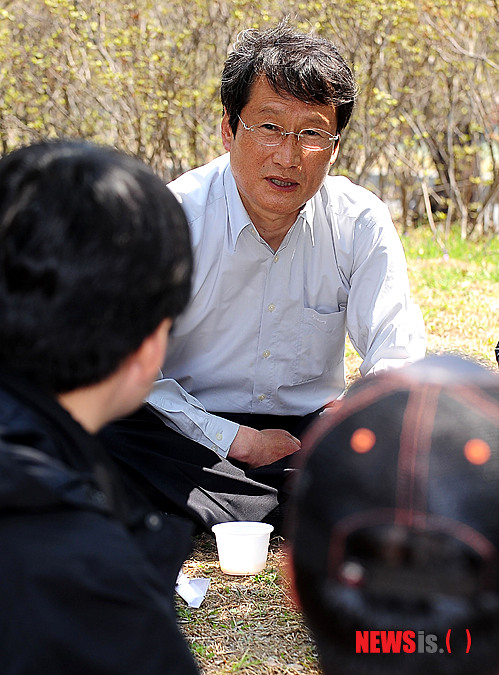 【서울=뉴시스】박주성 기자 = 민주통합당 문성근 대표 직무대행이 17일 오후 서울 여의도 공원에서 MBC 노조와 도시락을 먹으며 이야기를 나누고 있다.&nbsp; park7691@newsis.com 