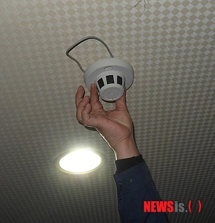 【김해=뉴시스】김상우 기자 = 17일 경남 김해중부경찰서는 불법으로 마사지 업소를 차리고, 객실에 몰카를 설치해 수십명의 성행위 장면을 촬영한 A(49)씨를 성매매와 성폭력 혐의로 구속했다. 사진은 객실 천장 화재감식기에 설치된 몰카.&nbsp;&nbsp; woo@newsis.com&nbsp;&nbsp; 