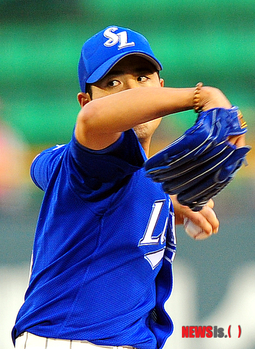 【서울=뉴시스】김인철 기자 = 17일 오후 서울 잠실야구장에서 열린 2012 팔도 프로야구 두산 베어스와 삼성 라이온즈의 경기에서 삼성 선발 장원삼이 역투하고 있다.&nbsp; yatoya@newsis.com