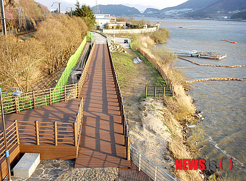 【양산=뉴시스】안지율 기자 = 18일 조선시대 부산에서 서울로 가는 대표적 길인 영남대로의 3대 잔도 중 하나로 불리는 경남 양산의 '황산 잔도(黃山棧道)' 복원사업이 오는 22일 완공된다. (사진=양산시 제공)&nbsp;&nbsp;&nbsp; photo@newsis.com&nbsp; 