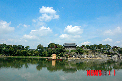 【진주=뉴시스】박세진 기자 = 19일 경남 진주시 망경동 강변 둔치에서 바라본 진주성. 유유히 흐르는 남강과 어우러져 천하절경을 이룬다.&nbsp; sjk@newsis.com 