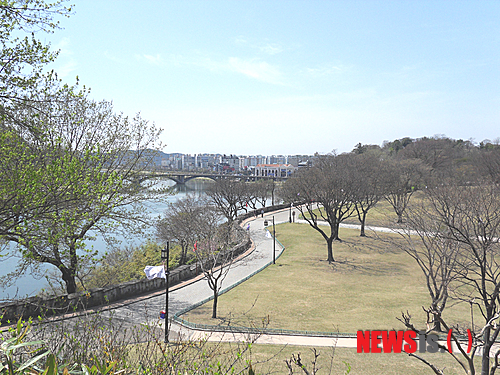 【진주=뉴시스】박세진 기자 = 19일 임진왜란 3대첩지 중 하나인 진주성. 공원처럼 산책로와 수목, 잔디가 정갈하게 꾸며져 있다.&nbsp; sjk@newsis.com 
