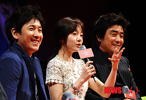 【서울=뉴시스】조종원 기자 = 19일 오전 서울 강남구 신사동 CGV압구정에서 열린 영화 '내 아내의 모든 것' 제작보고회에서 배우 임수정이 사회자의 질문에 답변하고 있다. choswat@newsis.com