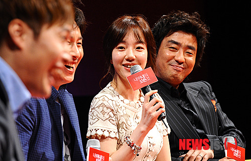 【서울=뉴시스】조종원 기자 = 19일 오전 서울 강남구 신사동 CGV압구정에서 열린 영화 '내 아내의 모든 것' 제작보고회에서 배우 임수정이 사회자의 질문에 답변하고 있다. choswat@newsis.com