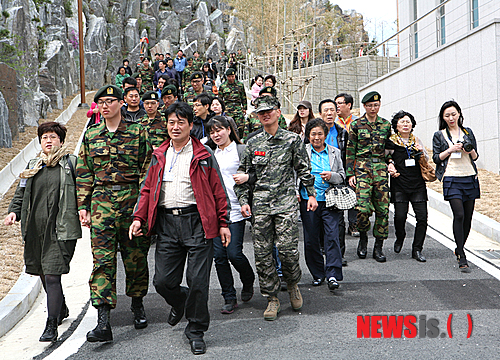 【영동=뉴시스】김기준 기자 = 충북 영동군 양강면에 둥지를 틀고 있는 육군종합행정학교가 19일 부대 개방행사 후 '부모님과 함께 하는 면회·외출제도'를 시행해 장병 부모와 주민들로부터 큰 호응을 얻었다. 이날 헌병·경리병과 특기병 수료식을 마친 교육생들이 가족들과 함께 밝게 웃으며 영동읍으로 외출을 나가고 있다. kkj@newsis.com