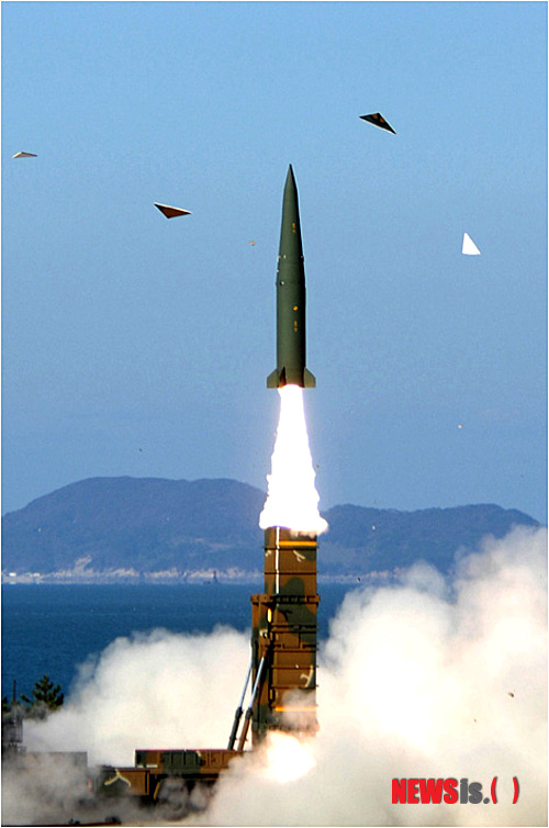 【서울=뉴시스】전진환 기자 = 국방부가 19일 브리핑을 통해 우리 군의 탄도미사일과 순항미사일 등 유도무기의 북한지역 타격능력을 이례적으로 공개했다. 국방부는 이날 브리핑에서 40초분량의 시연장면 동영상을 공개하고, 이들 무기의 성능을 소개했다. (사진=국방부 제공)&nbsp; photo@newsis.com 