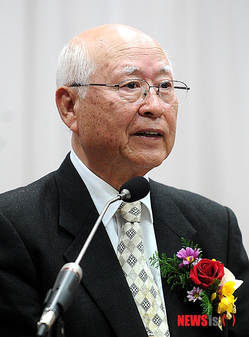 【서울=뉴시스】박종민 기자 = 20일 오후 서울 종로구 YMCA 강당에서 열린 한겨레아리랑연합회 제5대 이사장 취임식에서 이윤구 신임 이사장이 취임사를 하고 있다.&nbsp; jmc@newsis.com 