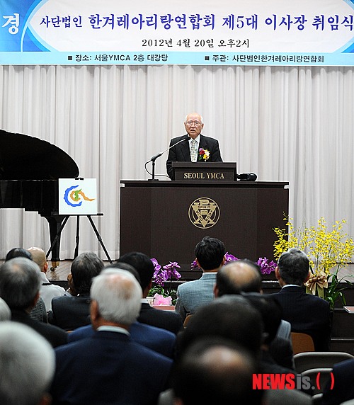 【서울=뉴시스】박종민 기자 = 20일 오후 서울 종로구 YMCA 강당에서 열린 한겨레아리랑연합회 제5대 이사장 취임식에서 이윤구 신임 이사장이 취임사를 하고 있다.&nbsp; jmc@newsis.com