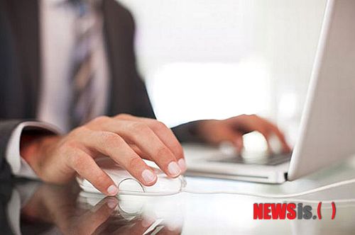 【서울=뉴시스】라마단은 호기심에 우연히 성인 사이트에 접속했다가 자신의 아내를 발견한 충격적인 경험을 했다.(사진 출처: 英 미러)