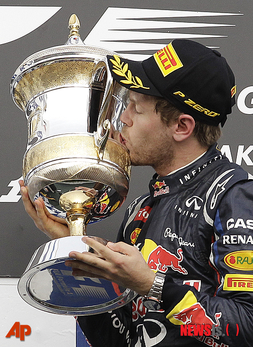 【사키르(바레인)=AP/뉴시스】레드불의 세바스찬 베텔(25·독일)이 22일 바레인 사키르에서 열린 2012 F1 바레인 그랑프리에서 우승한 뒤 시상식에서 우승 트로피에 입을 맞추고 있다.&nbsp; 