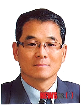 【산청=뉴시스】김영신 기자 = 23일 제2대 산청소방서장에 취임한 김병훈(53) 서장은 취임사에서 "지리산을 배경으로 빼어난 자연경관을 자랑하는 청정골 산청소방서장으로 취임하게 돼 기쁘고 감회가 새롭다"며 "오직 도민을 위해 정성을 다하겠다"고 말했다.(사진=산청소방서 제공)&nbsp; photo@newsis.com 