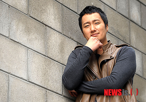 【서울=뉴시스】박동욱 기자 = 한국영화 '은교'에 출연한 배우 박해일이 23일 오후 서울 삼청동 한 까페에서 뉴시스와의 인터뷰에 앞서 포즈를 취하고 있다.&nbsp; fufus@newsis.com