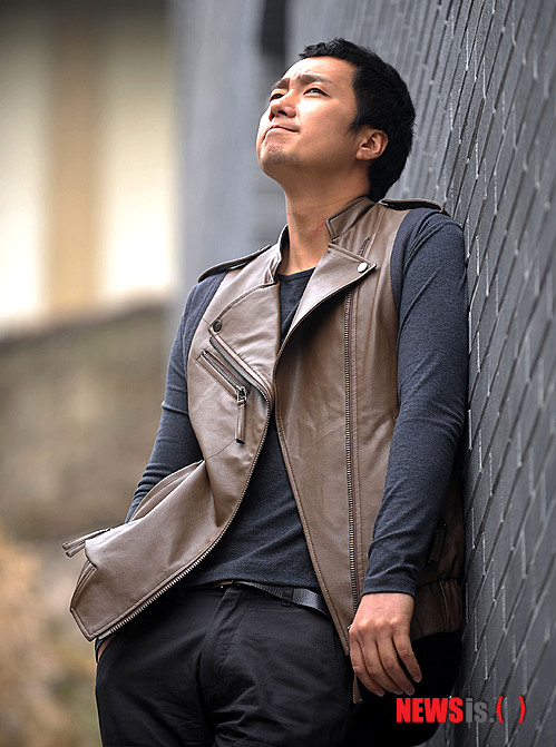 【서울=뉴시스】박동욱 기자 = 한국영화 '은교'에 출연한 배우 박해일이 23일 오후 서울 삼청동 한 까페에서 뉴시스와의 인터뷰에 앞서 포즈를 취하고 있다.&nbsp; fufus@newsis.com
