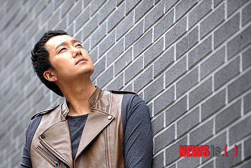 【서울=뉴시스】박동욱 기자 = 한국영화 '은교'에 출연한 배우 박해일이 23일 오후 서울 삼청동 한 까페에서 뉴시스와의 인터뷰에 앞서 포즈를 취하고 있다.&nbsp; fufus@newsis.com