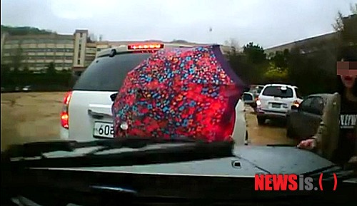 【서울=뉴시스】최근 인터넷 커뮤니티에 '운동장 김여사'라는 차량용 블랙박스 영상이 큰 논란을 일으키고 있다. 이 영상은 지난 22일 오후께 인터넷을 통해 퍼졌으며 약 30초 분량의 차량용 블랙박스 영상이다. 설명글에 따르면 비가 오는 날 여학생들이 우산을 쓴 채 학교운동장을 걸어가고 있는 가운데 차량이 서서히 움직인다. 자동변속기 차량의 클리핑 현상으로 보이는 속도로 서서히 앞으로 주행 중이던 차량은 앞을 지나던 여학생을 부딪힌 뒤 정차해 있던 앞차까지 주행을 계속했다. 차량 사이에 낀 여학생은 차를 빼달라며 다급한 손짓을 하지만 차량 속 운전자는 10여 초동안 비명만 지른 채 아무런 대처를 하지 못하다가 이 영상은 종료된다. 이 영상을 본 네티즌들은 여성 운전자가 사고를 낸 뒤 당황해 소리를 지르며 후진으로 차를 빼지 못한 점은 정말 당황하면 그럴 수도 있다는 일부 의견을 냈다. 하지만 운전자의 남편이 인터넷에 "집사람이 사고를 냈다. 블랙박스 영상을 보니 속도는 빠르지 않으나 차량에 부딪혀 학생이 많이 다쳤더라"며 "보험사 직원은 피해자 측과 만나지 않는 것이 좋다고 하는데 조언 부탁한다"는 글을 올려 논란을 가속시켰다. 여성 사고자의 남편이 올린 글에 대해 네티즌들은 분노를 금치 못하며 "사람이 다쳤는데 피해자랑 만나지 않는다니, 제정신이냐", "돈들까봐 사람 다친 것도 그냥 보험으로 처리한다는거냐, 최소한 인간으로서 양심은 있어야 되는거 아니냐", "많이 다쳤다는 것을 알면서도 어떻게 하는게 좋냐니, 당장 가서 사과하는게 도리 아닌가" 등 운전자와 운전자 남편 태도를 지적했다. 또한 사고 운전자의 남편은 일부 보험처리 등에 대해 조언을 해준 네티즌들에게만 웃는 표시의 이모티콘을 써가며 답글을 달았고 한 네티즌이 "운동장 주차장 사이면 스쿨존 아닌가?"라는 지적에도 "학교 운동장과 교실 아래 주차장 사이니까 스쿨존은 아니지 않을까요?"라며 역시 웃는 이모티콘을 써가며 답글을 달아 네티즌들의 분노를 샀다. 사고 운전자 남편은 네티즌들의 비난에 사과문을 올리면 관련 글과 영상을 삭제한 것으로 알려졌다. (사진=유투브 화면 캡쳐)&nbsp; photo@newsis.com 