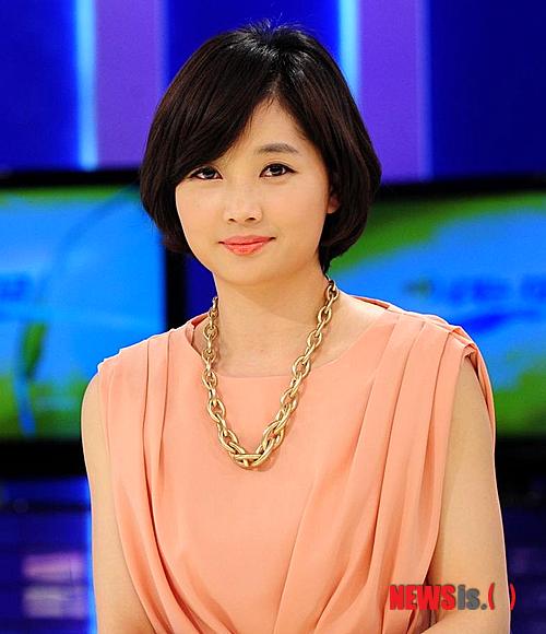 【서울=뉴시스】오제일 기자 = KBS 김윤지 아나운서(34)가 이혼했다. 여성월간 '주부생활'은 24일 "김윤지 아나운서가 최근 남편 박모씨와 결혼 5년 만에 이혼에 합의했다"고 보도했다. 김윤지 아나운서 측근을 인용해 "김윤지 아나운서가 이혼 후 조용히 방송활동에 전념하고 있다"고 전했다. 김씨는 2006년 5월 회사원 박씨와 결혼했다. 부부 사이에 자녀는 없다. 김씨는 2003년 KBS에 아나운서로 2003년 입사했고, 2TV '세계는 지금'을 진행 중이다. kafka@newsis.com