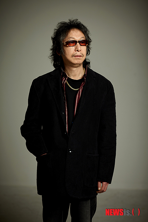 【서울=뉴시스】이재훈 기자 = 1980년대를 풍미한 록그룹 '들국화'의 드러머 출신 싱어송라이터 주찬권(57)이 솔로 6집 '지금 여기'를 26일 발표했다.&nbsp; 2005년 솔로 5집 '로(Low)' 이후 7년 만이다. 앨범에 담긴 9곡 모두를 작곡·작사했다. 연주와 노래, 프로듀싱까지 도맡았다.&nbsp; 음반유통사 미러볼뮤직은 "주찬권이 더욱 원숙해진 멀티 플레이어 음악감독의 역량을 과시했다"며 "폭넓은 대중과 소통하고자 강한 록 사운드로 무장한 5집과 달리 음악성과 대중성의 조화를 꾀했다"고 전했다.&nbsp; 타이틀곡 '거기서 거기'를 비롯해 '인생 뭐있다구' '그냥' '잠시 쉬었다가세'는 관록의 노장이 삶을 관조하는 듯하다. '쉽게 생각해' '아직도 내겐' '소주' '빗소리'는 록 기운이 충만하면서도 한국적인 정서가 깊이 배었다. 덤덤한 목소리가 돋보이는 '이 순간은 우리의 것'에서는 세심한 손길이 느껴진다.&nbsp; 미러볼뮤직은 "묵직한 드럼 비트와 선 굵은 남성적 이미지가 매력적인 주찬권은 한국 드러머 계보에서 각별한 존재"라며 "연주력은 기본이고 창작, 노래, 프로듀싱, 편곡 능력까지 보유했다"고 소개했다.&nbsp; 주찬권은 지난해 록그룹 '사랑과 평화'의 최이철(59), 록그룹 '신촌블루스'의 엄인호(60)와 함께 프로젝트 밴드 '슈퍼세션'으로 활약했다.&nbsp; 주찬권은 5월2일 오후 3시 서울 홍대앞 에반스라운지에서 '지금 여기' 발매 기념 쇼케이스를 연다.&nbsp;&nbsp; realpaper7@newsis.com 