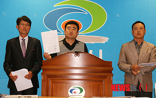 【천안=뉴시스】이종익 기자 = 충남 천안지역 법인·개인 택시와 전국택시노동조합 천안지부 관계자 3명이 26일 오전 천안시청사에서 기자회견을 열고 "국토해양부가 KTX천안·아산역 택시영업권을 놓고 1년이 넘도록 합의서 내용대로 이행하지 않고 있다"며 합의서 이행을 촉구하고 있다.&nbsp; 007news@newsis.com