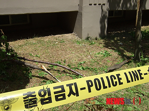 【대구=뉴시스】박광일 기자 = 26일 오전 8시45분께 중학교 3학년 A(14·양)이 투신한 대구 북구 동천동 한 아파트 단지 화단의 모습. 폴리스라인 뒤로 A양이 떨어지면서 부러진 나뭇가지가 화단에 나뒹굴고 있다. A양은 중상을 입고 병원으로 옮겨져 치료를 받고 있으며, 생명에는 지장이 없는 것으로 알려졌다.&nbsp; pgi0215@newsis.com