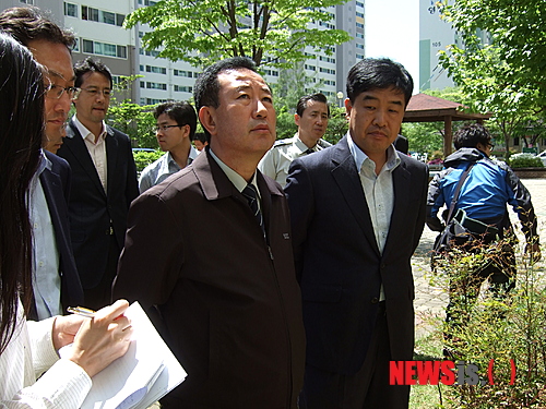 【대구=뉴시스】박광일 기자 = 26일 오후 김인택 대구지방경찰청장이 대구 북구 동천동 한 아파트 단지에서 이날 오전 모 중학생 A(14·여)양이 투신한 아파트 8층 베란다를 바라보고 있다. 이날 오전 자신의 방 베란다에서 투신한 A양은 나뭇가지에 걸린 뒤 화단에 떨어지면서 중상을 입고 병원으로 옮겨져 치료를 받고 있다.&nbsp; pgi0215@newsis.com