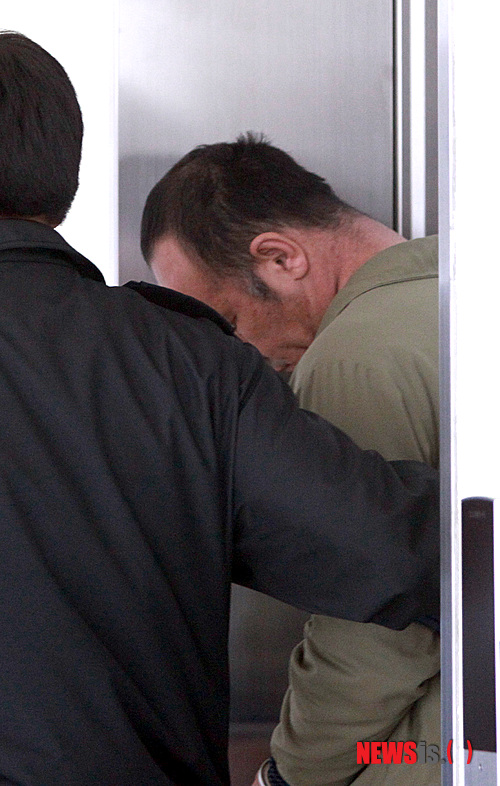 【수원=뉴시스】강종민 기자 = 수원 여성 살인사건의 범인 오원춘이 26일 오후 조사를 받기 위해 경기 수원지검 조사실로 향하고 있다.&nbsp; ppkjm@newsis.com