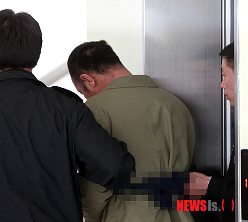 【수원=뉴시스】강종민 기자 = 수원 여성 살인사건의 범인 오원춘이 26일 오후 조사를 받기 위해 경기 수원지검 조사실로 향하고 있다.&nbsp; ppkjm@newsis.com