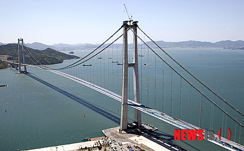 【광양=뉴시스】전라남도 여수시 묘도동과 전라남도 광양시 금호동을 연결하는 이순신대교는 세계 4위, 국내 최대의 현수교로 총 길이 2260m에 달한다. (제공=대림산업)&nbsp; photo@newsis.com