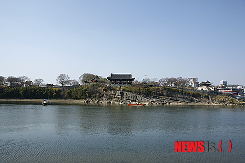 【서울=뉴시스】김정환 기자 = '2012 여수 엑스포로 떠나는 1박2일 가족여행.' 한국관광공사 선정 5월에 가볼 만한 곳의 주제다. 전주~익산, 하동~광양~여수, 보성~고흥~여수, 여수~남해~진주, 여수~순천 등 5개 코스를 추천했다. ace@newsis.com