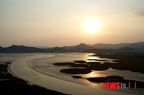 【서울=뉴시스】김정환 기자 = '2012 여수 엑스포로 떠나는 1박2일 가족여행.' 한국관광공사 선정 5월에 가볼 만한 곳의 주제다. 전주~익산, 하동~광양~여수, 보성~고흥~여수, 여수~남해~진주, 여수~순천 등 5개 코스를 추천했다. ace@newsis.com