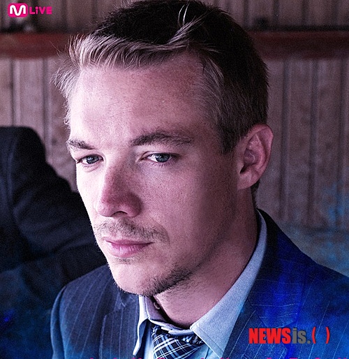 【서울=뉴시스】이재훈 기자 = 미국 팝스타 비욘세(31), 어셔(34), 크리스 브라운(23)의 프로듀서이자 그룹 '빅뱅'의 유닛 '지디& 탑(GD&TOP)'의 '뻑이가요'를 작업한 미국의 프로듀서 디플로(34)가 한국에서 클럽파티를 연다.&nbsp; 29일 공연기획사 CJ E&M 음악사업부문에 따르면, 디플로는 5월10일 밤 9시 서울 강남구 신사동 '클럽 홀릭'에서 '디플로 인 라이브 서울'을 열고 팬들을 만난다.&nbsp; CJ E&M는 "디플로가 이미 2차례 한국 클럽 파티를 연 경험이 있다"며 "클럽 특유의 뜨거운 분위기를 다시 느끼고 싶어했다"고 밝혔다.&nbsp; 디플로의 DJ 실력은 이미 정평이 나 있다. 비욘세의 '엔드 오브 타임', 어셔의 '클라이맥스', 브라운의 '룩 앳 미 나우' 등을 원곡보다 나은 리믹스로 선보였다.&nbsp; 미국 힙합그룹 '블랙 아이드 피스'의 리더 윌아이엠(37)과 일렉트로닉 DJ 듀오 'LMFAO' 내한 공연에서 주목 받은 일렉트로닉 듀오 'DAZE47'가 게스트로 나선다.&nbsp; 티켓은 인터파크, 예스24, 엠넷닷컴에서 예매할 수 있다.&nbsp; realpaper7@newsis.com 