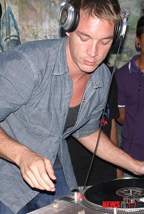 【서울=뉴시스】이재훈 기자 = 미국 팝스타 비욘세(31), 어셔(34), 크리스 브라운(23)의 프로듀서이자 그룹 '빅뱅'의 유닛 '지디& 탑(GD&TOP)'의 '뻑이가요'를 작업한 미국의 프로듀서 디플로(34)가 한국에서 클럽파티를 연다.&nbsp; 29일 공연기획사 CJ E&M 음악사업부문에 따르면, 디플로는 5월10일 밤 9시 서울 강남구 신사동 '클럽 홀릭'에서 '디플로 인 라이브 서울'을 열고 팬들을 만난다.&nbsp; CJ E&M는 "디플로가 이미 2차례 한국 클럽 파티를 연 경험이 있다"며 "클럽 특유의 뜨거운 분위기를 다시 느끼고 싶어했다"고 밝혔다.&nbsp; 디플로의 DJ 실력은 이미 정평이 나 있다. 비욘세의 '엔드 오브 타임', 어셔의 '클라이맥스', 브라운의 '룩 앳 미 나우' 등을 원곡보다 나은 리믹스로 선보였다.&nbsp; 미국 힙합그룹 '블랙 아이드 피스'의 리더 윌아이엠(37)과 일렉트로닉 DJ 듀오 'LMFAO' 내한 공연에서 주목 받은 일렉트로닉 듀오 'DAZE47'가 게스트로 나선다.&nbsp; 티켓은 인터파크, 예스24, 엠넷닷컴에서 예매할 수 있다.&nbsp; realpaper7@newsis.com 