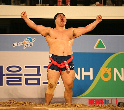 【서울=뉴시스】윤정수(현대삼호중공업)가 29일 충북 보은국민체육센터에서 열린 '2012 보은장사씨름대회' 마지막 날 백두급(160㎏ 이하) 결정전(5판3선승제)에서 같은 팀 황규연을 3-2로 물리치고 백두장사에 올랐다. 윤정수가 승리 후 기쁨을 만끽하고 있다. (사진제공 = 대한씨름협회)